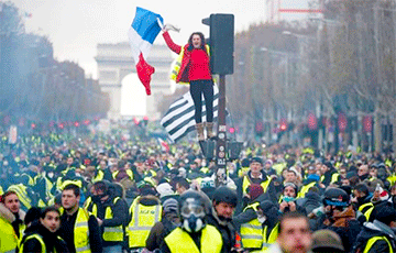 На акции «желтых жилетов» во Франции погромщикам кричали «Назад!» по-русски