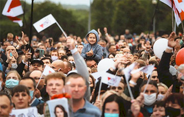 Лидчане прорывались к сцене, чтобы обнять Светлану Тихановскую: яркий фоторепортаж
