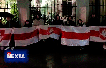Возле посольства Беларуси в Москве проходит акция с бело-красно-белыми флагами