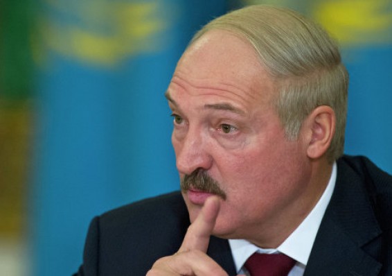 Лукашенко попросил чиновников не улучшать жилищные условия за счет должности