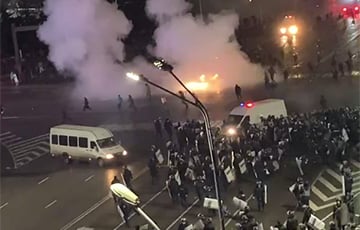 На улицах Казахстана протестующие дают отпор силовикам