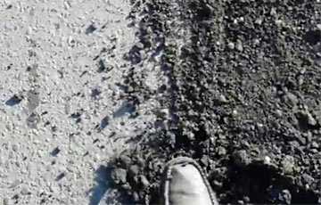 Ремонт дорог по-лунинецки: Сыпнул с лопаты и ногой притоптал