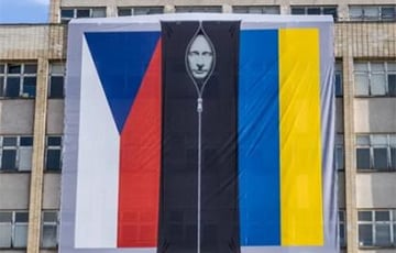 На здании МВД Чехии появился баннер с Путиным в мешке для трупов