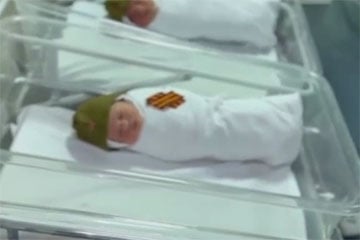 Во Владикавказе новорожденных детей 9 мая нарядили в военные пилотки и георгиевские ленты