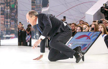 «Никто не поставит на колени»: Сеть взорвало фото упавшего на публике Лаврова