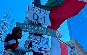 В США мужчина облил лукашенковский флаг краской и рядом повесил БЧБ