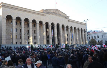 В Грузии протестующие заблокировали все входы в парламент и установили круглосуточное дежурство