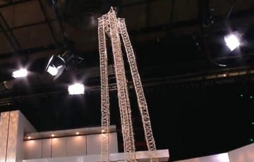 Школьник построил Эйфелеву башню из 20 тысяч зубочисток