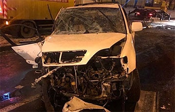 Пьяный подросток за рулем Lexus снес столб в Минске