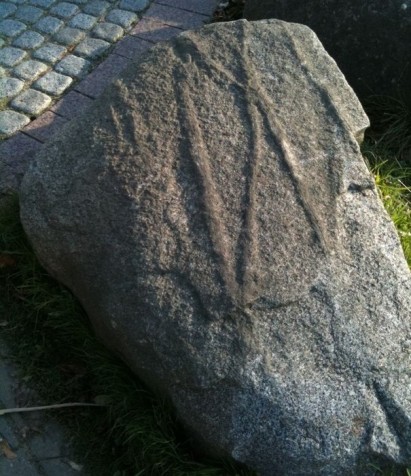 Ветер «нарисовал» на камне у Коложи шестиконечный крест