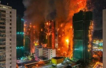 В Гонконге пылают небоскребы