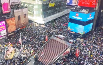 В США проходят массовые протесты против политики Трампа
