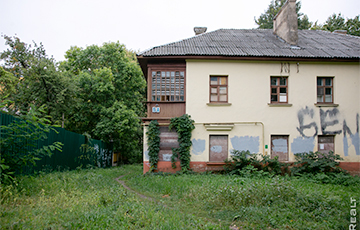 В центре Минска продается отдельный жилой дом — сталинка на четыре квартиры