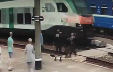 В Ивацевичах пенсионера выхватили из-под колес поезда буквально в последний момент