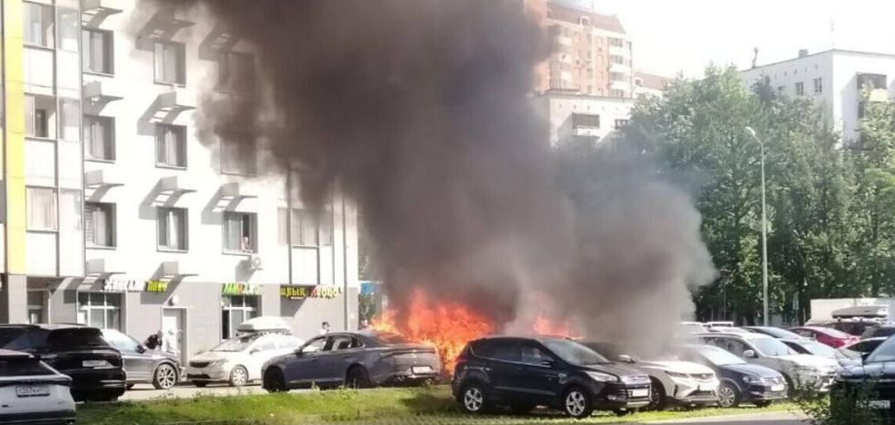 Сразу 8 автомобилей загорелись в Москве