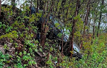 В Гродно водитель перепутала режимы коробки передач: машина повисла среди деревьев