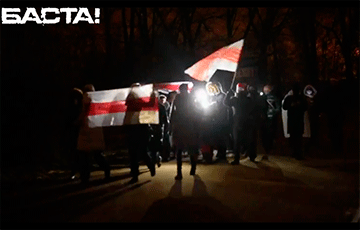 «Жыве Беларусь!»: Сенница вышла на протестный марш