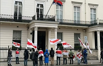 Беларусы в Лондоне пикетировали посольство Сербии