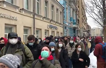 В Москве проходит массовое шествие по Садовому кольцу