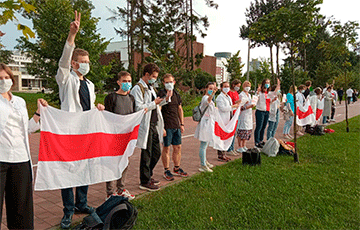 Студенты-медики стали в цепь солидарности возле БГМУ