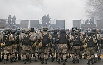 В Казахстане силовики бросили свою амуницию и оружие, убегая от протестующих с битами