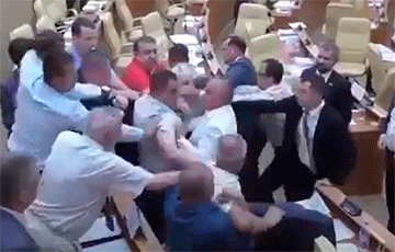 В РФ в ульяновском парламенте подрались коммунисты и единороссы
