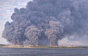 Пожар в нефтяном порту под Петербургом усиливается: округу на километры затянуло дымом