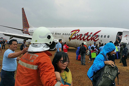 В Индонезии Boeing-737 выкатился за пределы полосы