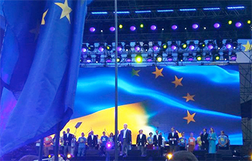 В Киеве тысячи людей отпраздновали вступление в силу безвиза с ЕС