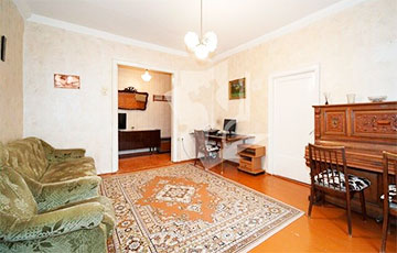 В центре Минска продается недорогая квартира с пианино 1905 года и старой немецкой мебелью