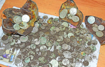 Фотофакт: В Глубоком нашли клад с монетами разных стран