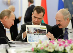 «Коммерсант»: Чтобы досидеть до конца срока Лукашенко продаст все России