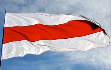 Утро в Минске началось с бело-красно-белого флага
