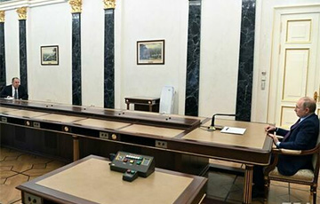 Путин на встречах с Шойгу и Лавровым держал их на расстоянии за многометровым столом