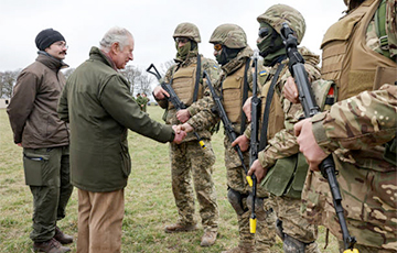 Король Великобритании посетил учения украинских бойцов в Англии