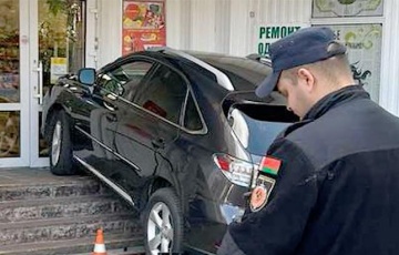 В Молодечно Lexus сбил женщину во время парковки