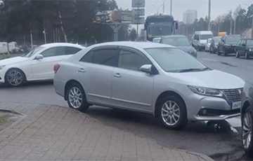 Наглый московит заблокировал движение пешеходов на дороге в Минске