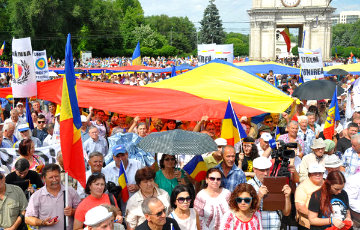 «Долой мафию»: в Молдове тысячи людей протестовали против власти