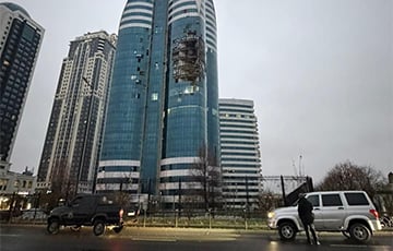 Дрон попал в административный небоскреб в Грозном