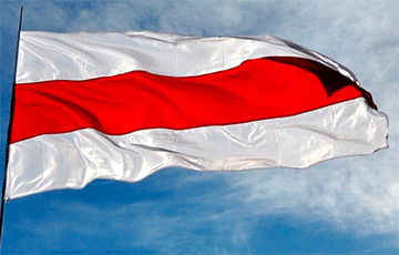 Жителей агрогородка под Минском приветствует большой бело-красно-белый флаг