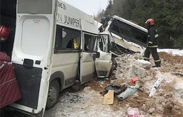 Врачи борются за жизнь пяти пострадавших в аварии МАЗа и маршрутки под Смолевичами