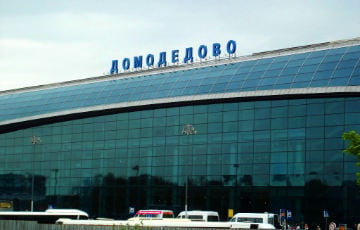 В крыше московского аэропорта Домодедово зияет огромная дыра