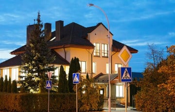 В Дроздах оперативно пытаются продать дом, который возвел топ-чиновник