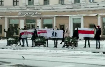 Видеофакт: Цепь солидарности на площади Победы в Минске