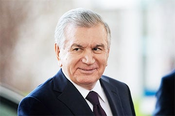 Президент Узбекистана на ПМЭФ выглядел на три головы выше Путина