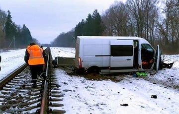 Микроавтобус врезался в поезд Калинковичи — Гомель