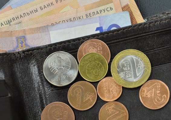 Зарплата в Беларуси растет самыми медленными темпами за историю страны
