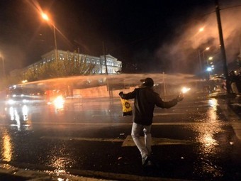 Афинская полиция разогнала демонстрантов слезоточивым газом