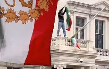 Протестующий сорвал флаг Ирана со здания иранского посольства в Лондоне