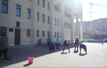 «Они зерно клюют!»: В Солигорске женщин заставили драить плитку возле суда